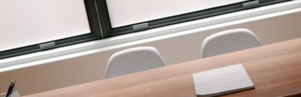 テーブルとイスの画像